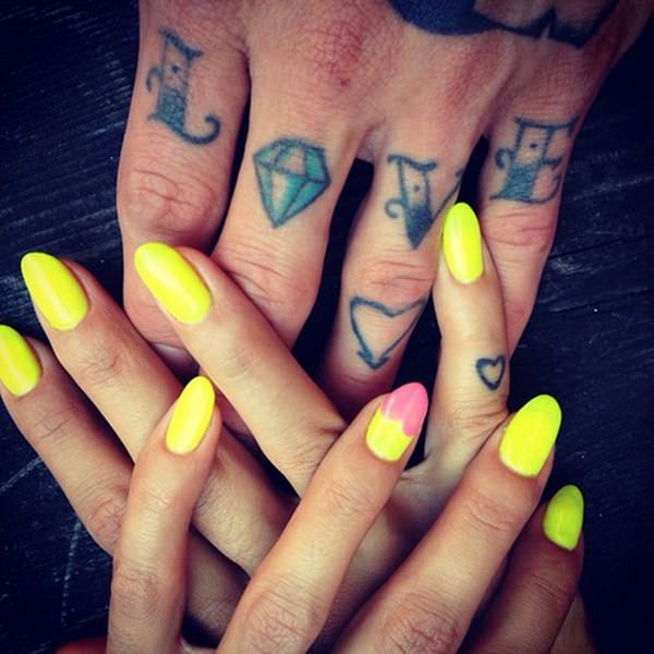 19220516-neon-nail-designs