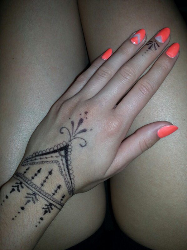 37220516-neon-nail-designs